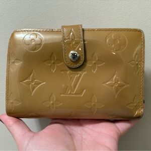 *Pretty* Louis Vuitton - Vernis Kisslock Compact Wallet